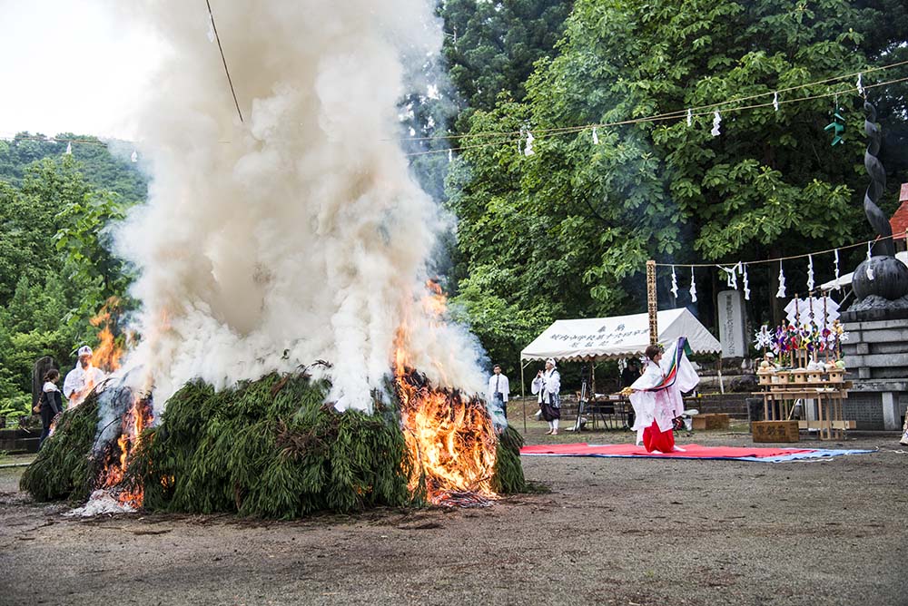 八海山神社火渡り祭り